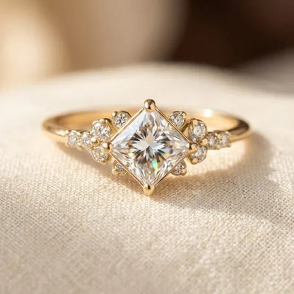Bague solitaire carrée en or