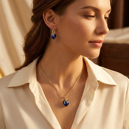 Ensemble composé d'un collier et de boucles d'oreilles avec un cœur en saphir en or