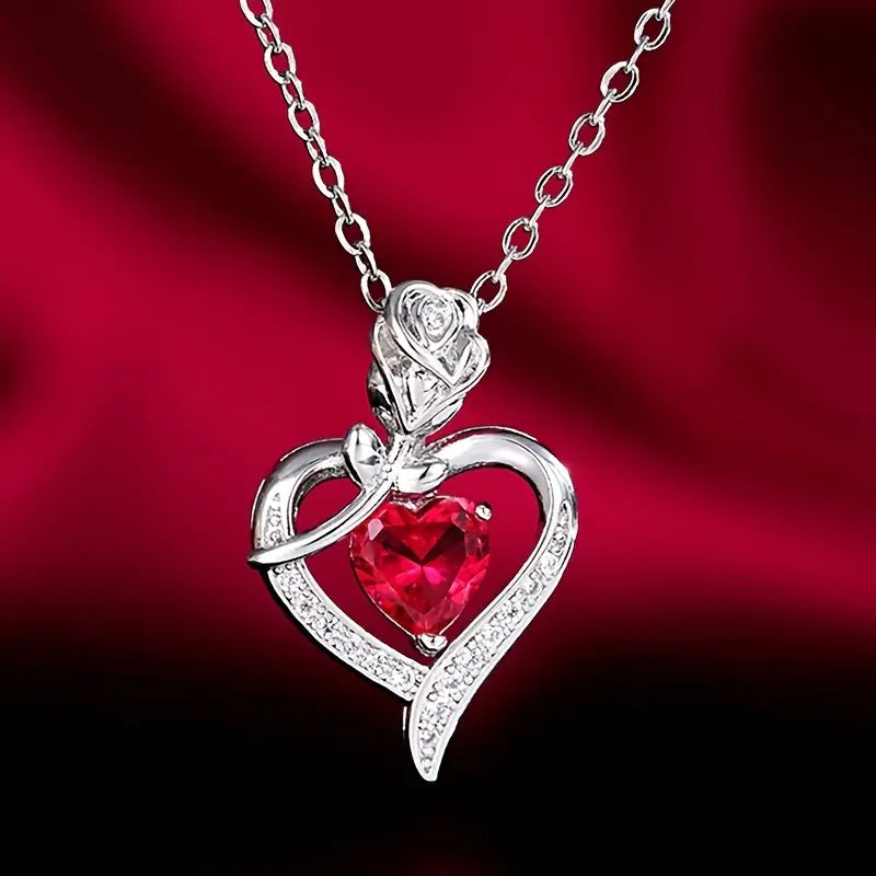 Collier avec pendentif en rubis en forme de cœur en argent