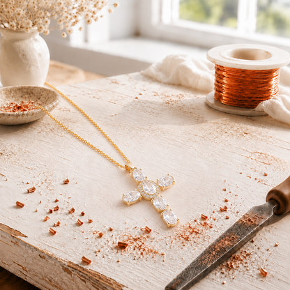Pendentif en cuivre incrusté de zircon Croix avec chaîne