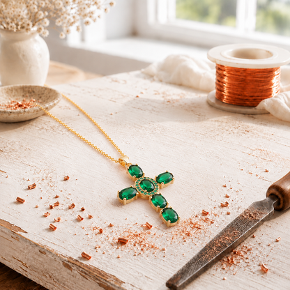 Pendentif en cuivre incrusté de zircon Croix avec chaîne
