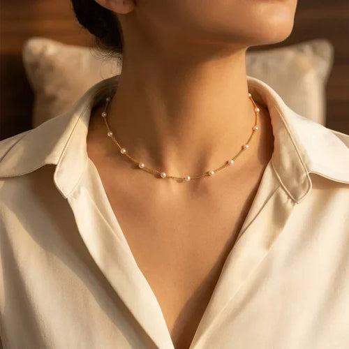 Collier en chaîne avec des perles dispersées en or