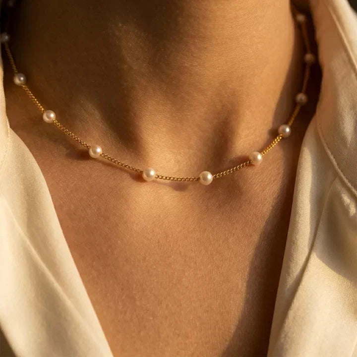 Collier en chaîne avec des perles dispersées en or
