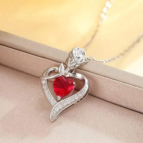 Collier avec pendentif en rubis en forme de cœur en argent