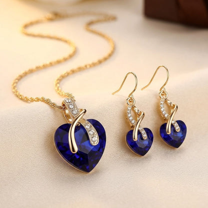 Ensemble composé d'un collier et de boucles d'oreilles avec un cœur en saphir en or