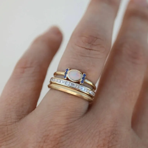 Ensemble d'anneaux superposés avec un sertissage fermé en or